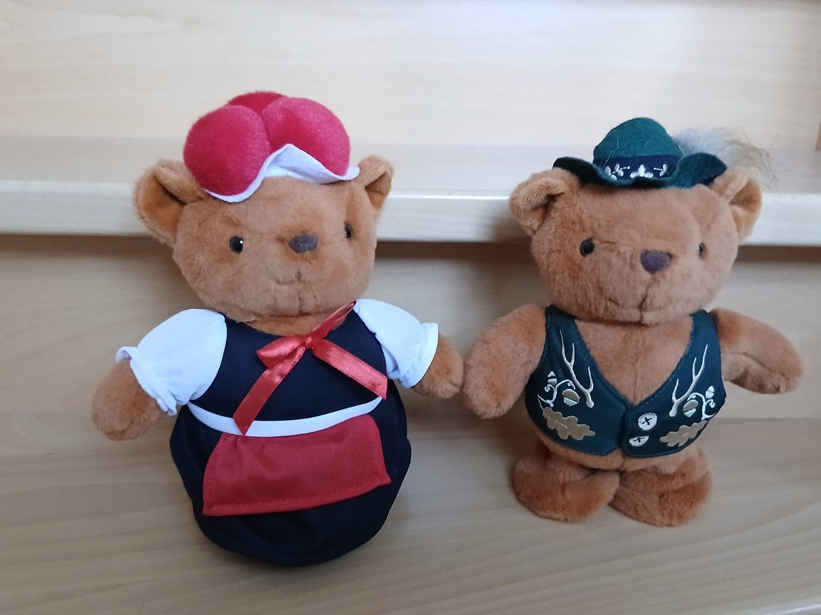 NIEUWE MOOIE SPRAAKZAME BERENKOPPELTJE IN TRADITIONELE KLEDI, Kinderen en Baby's, Ophalen of Verzenden, Nieuw