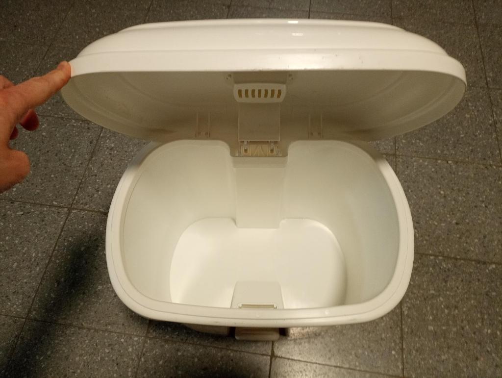 80 poubelles plastiques, À pédale, Moins de 50 cm, 10 à 20 litres, Synthétique