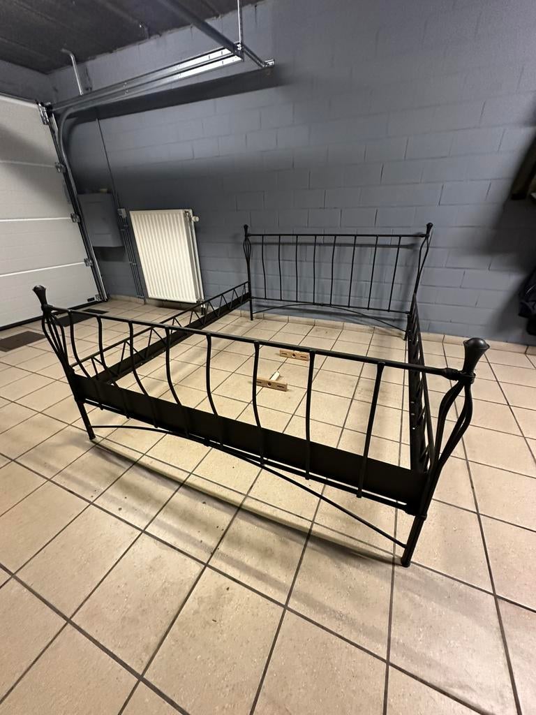 Smeedijzeren bed 160*200cm, Huis en Inrichting, Slaapkamer | Bedden, Ophalen, Tweepersoons, Zo goed als nieuw, 200 cm