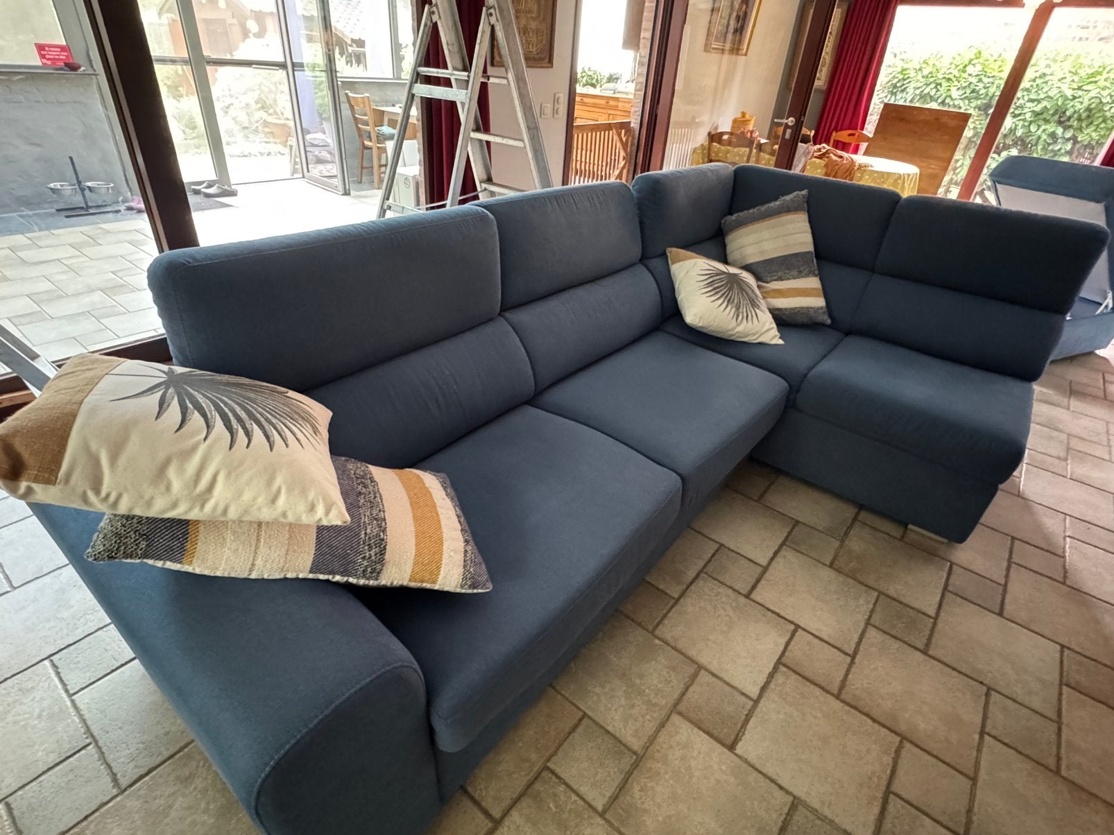 Zachtblauwe luxe hoeksalon ( zetelbed 2 pers) met poef, Huis en Inrichting, Ophalen, Zo goed als nieuw