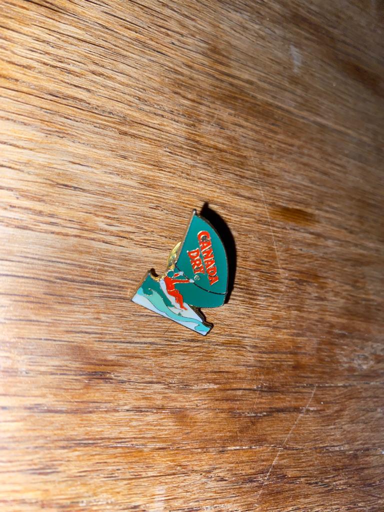Pin’s Canada Dry planche à voile Collector ‘90s TB état, Envoi, Utilisé, Marque, Insigne ou Pin's