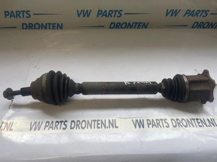 Aandrijfas rechts-voor van een Volkswagen Passat, Gebruikt, -, Volkswagen, -