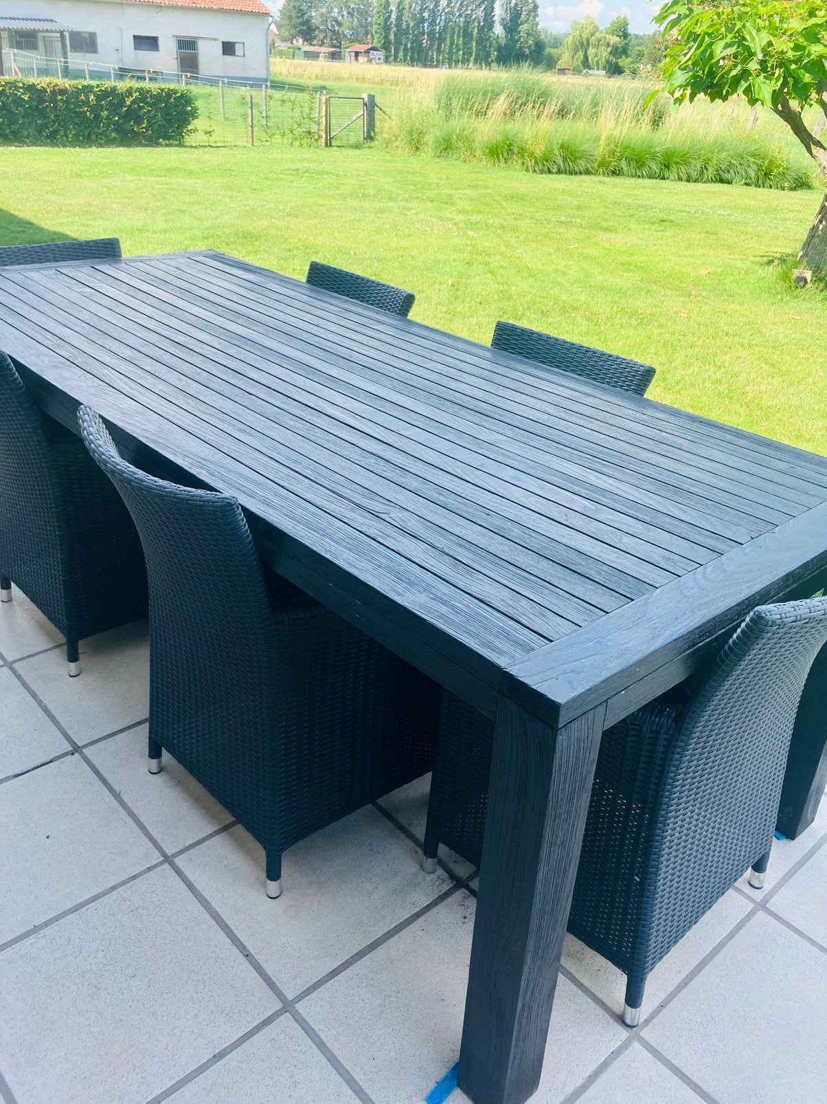 Zwarte houten tuintafel met 6 wicker tuinstoelen, Ophalen, 6 zitplaatsen, Zo goed als nieuw, Wicker