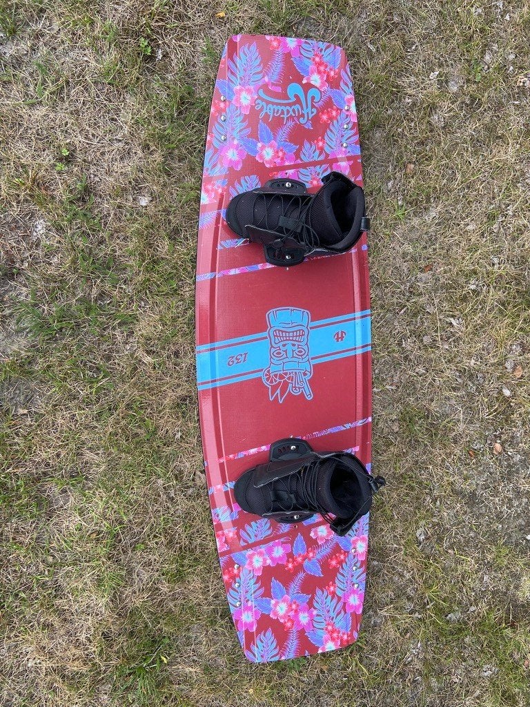 Wakeboard est comme neuf ! Non utilisé 10 fois, Enlèvement, Comme neuf, Planche et Chausses