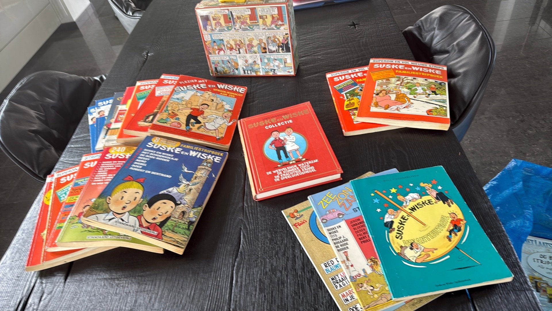 Suske en wiske familie stripboeken + koffer, Boeken, Ophalen, Zo goed als nieuw