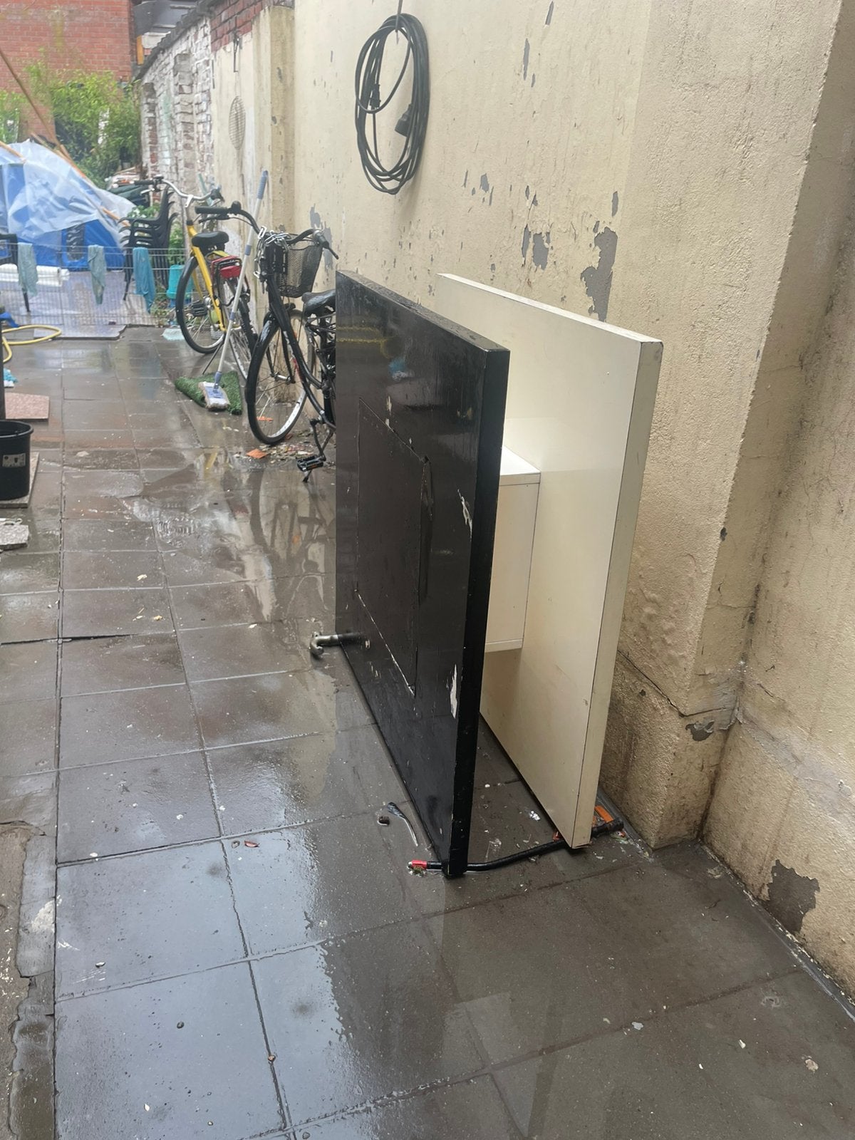 Gratis tafel 1 meter op 1 meter breed gratis regio roeselare, Ophalen