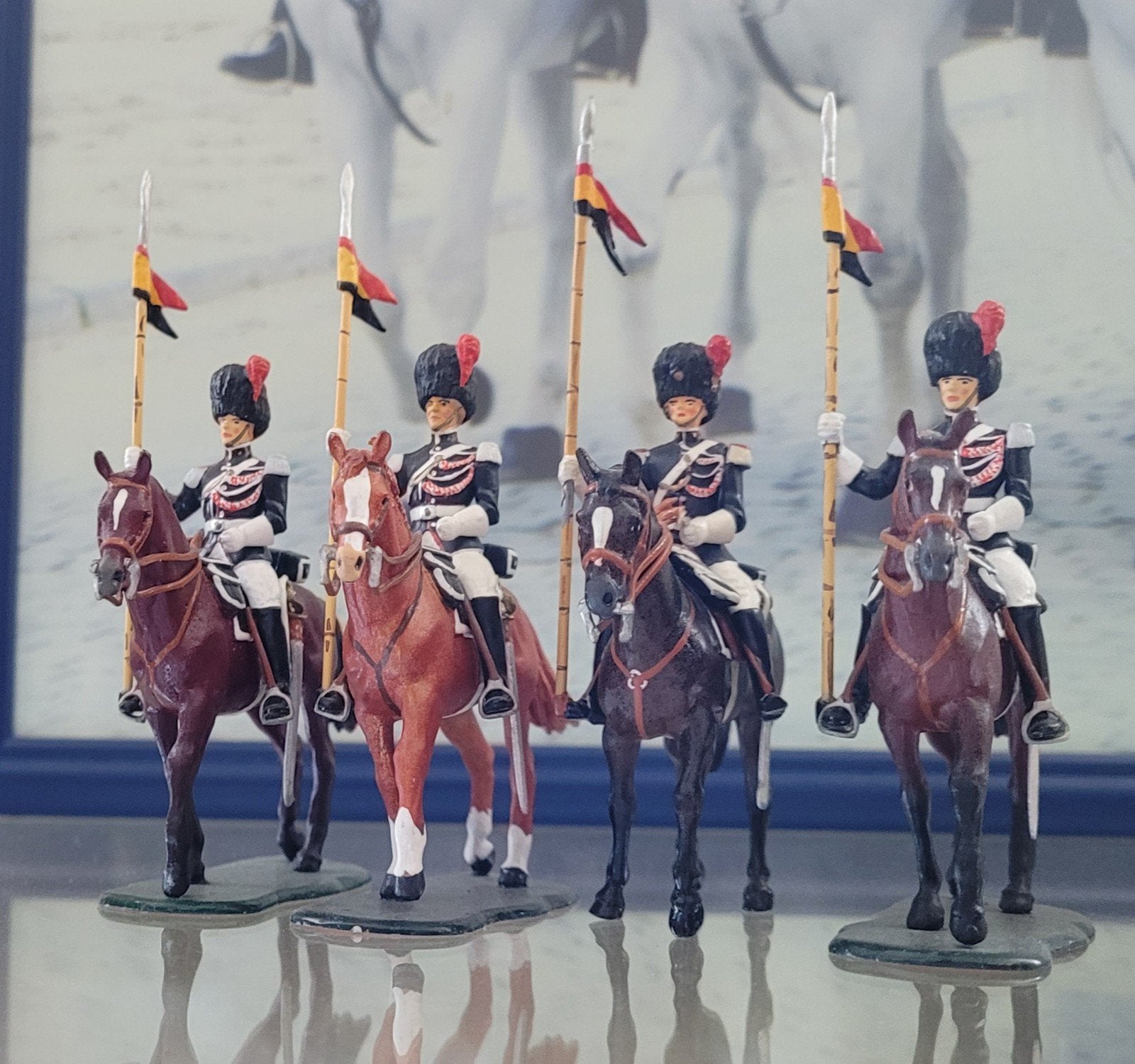 Gezocht,,, beeldjes koninklijke escorte  rijkswacht, Verzamelen, Militaria | Algemeen, Verzenden