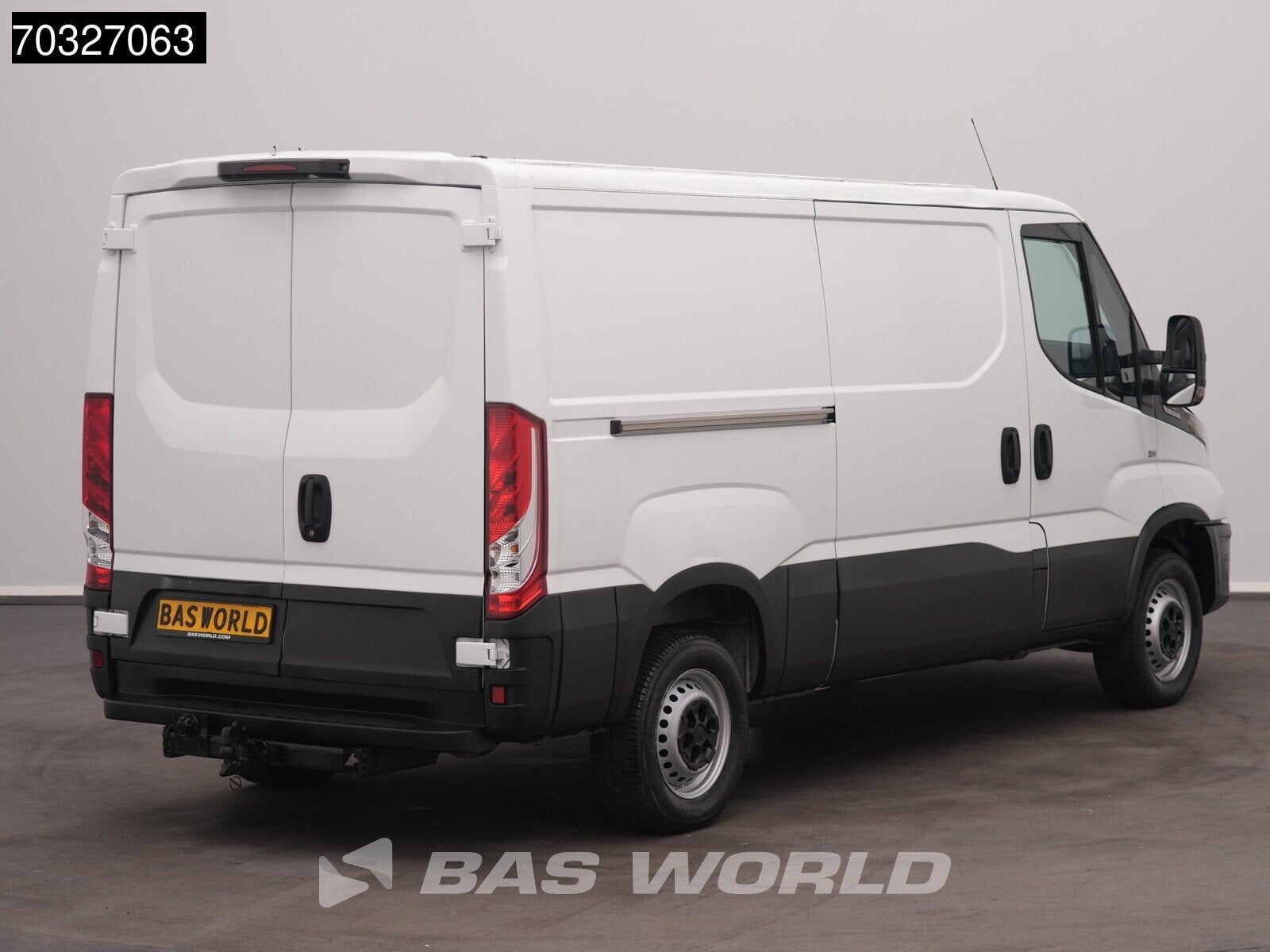 Iveco Daily 35S18 3.0L Automaat Laag Dak L2H1 3,5t Trekhaak, Automaat, Stof, Gebruikt, Euro 6