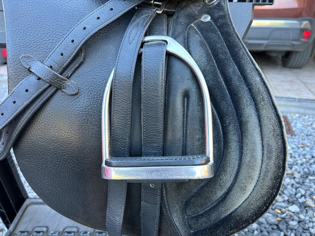 Selle de cheval St Georges 17 pouces en cuir, Enlèvement, Utilisé