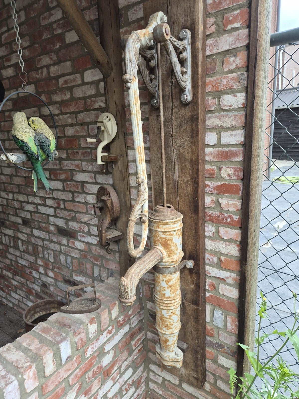 Antiek waterpomp, Ophalen