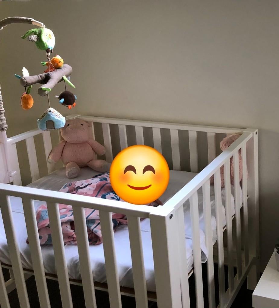 Mooi Wit Houten Babybedje – Verstelbaar in Hoogte, Kinderen en Baby's, Babyparken, In hoogte verstelbaar, Ophalen