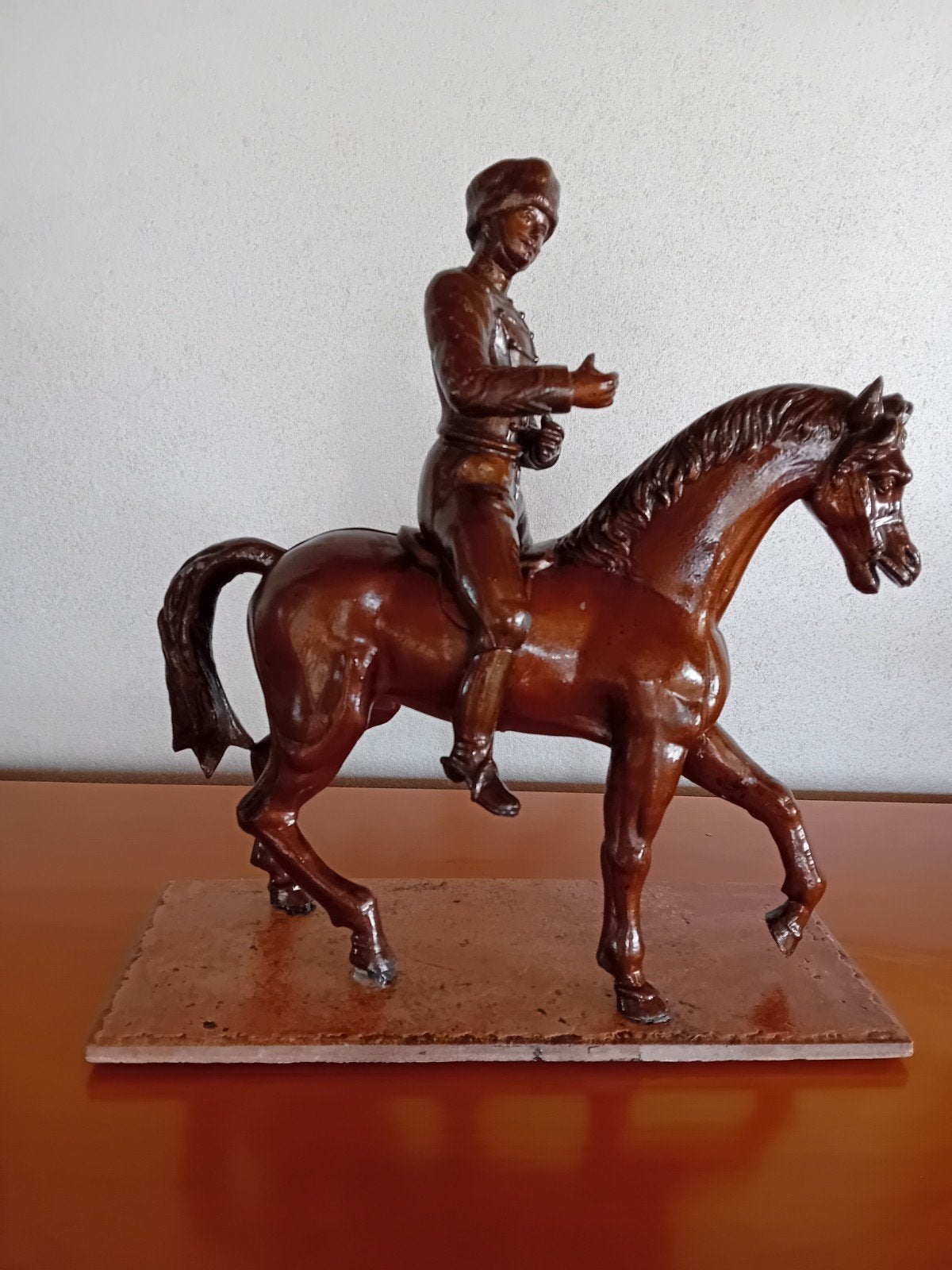 Kunstwerk paard met ruiter op steen, Enlèvement