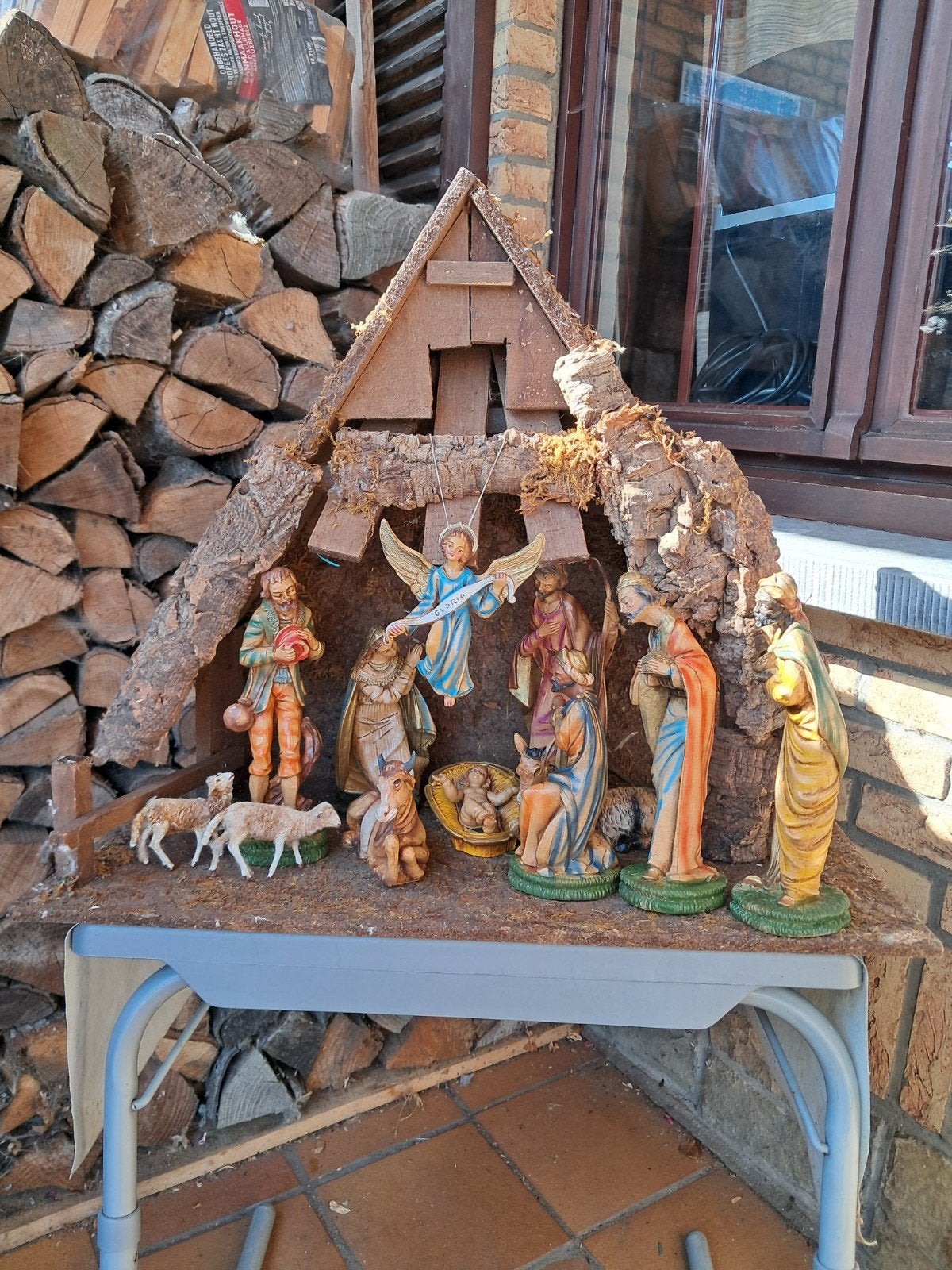 Grote kerststal met gekleurde beelden, handgemaakt in Italië, Diversen, Kerst, Ophalen