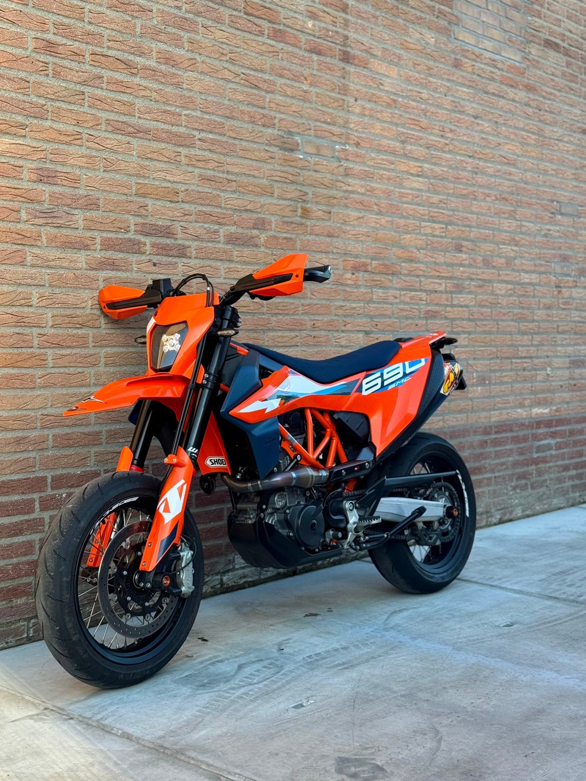 Ktm 690 smc r supermoto 2023 78 pk zeer goede staat!, Motos, Échappement sport, Permis Moto A, Plus de 35 kW, Particulier