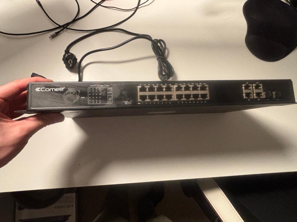 Comelit IPSWP22N01A — Commutateur PoE 16 ports + 2 uplink, Enlèvement ou Envoi, Comme neuf