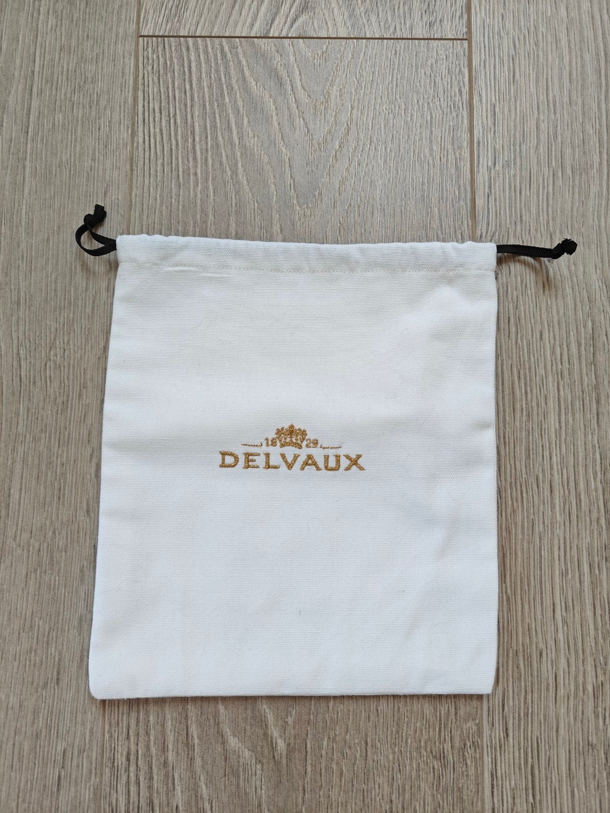 Delvaux hoes, Enlèvement