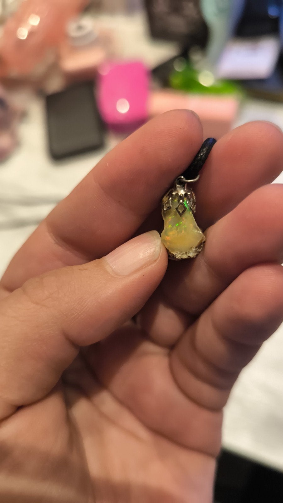 ruwe opaal aan ketting, Verzamelen, Mineralen en Fossielen, Ophalen of Verzenden, Mineraal