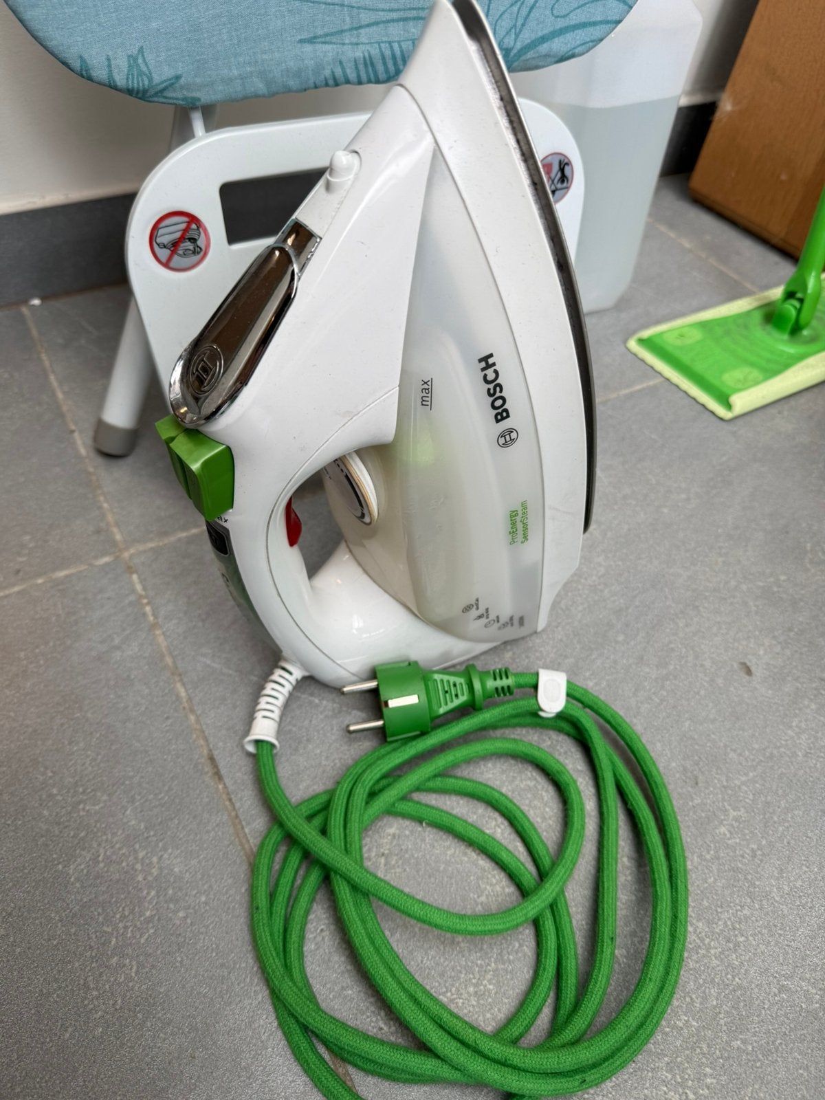 Strijkijzer Bosch met strijkplank, Elektronische apparatuur, Strijkijzers en Strijkplanken, Ophalen, Zo goed als nieuw