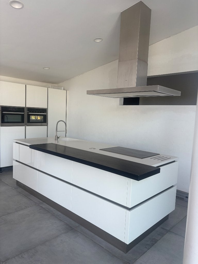 Cuisine contemporaine – Bon état général - 5.800€, Maison & Meubles, Cuisine | Cuisines complètes, Utilisé, Autres types, Blanc