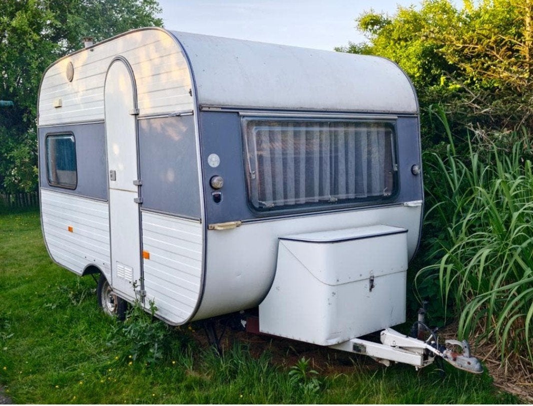 Retro Caravan tot 750kg – inclusief voortent, Caravanes & Camping, Réfrigérateur, Particulier, Adria, Jusqu'à 500 kg
