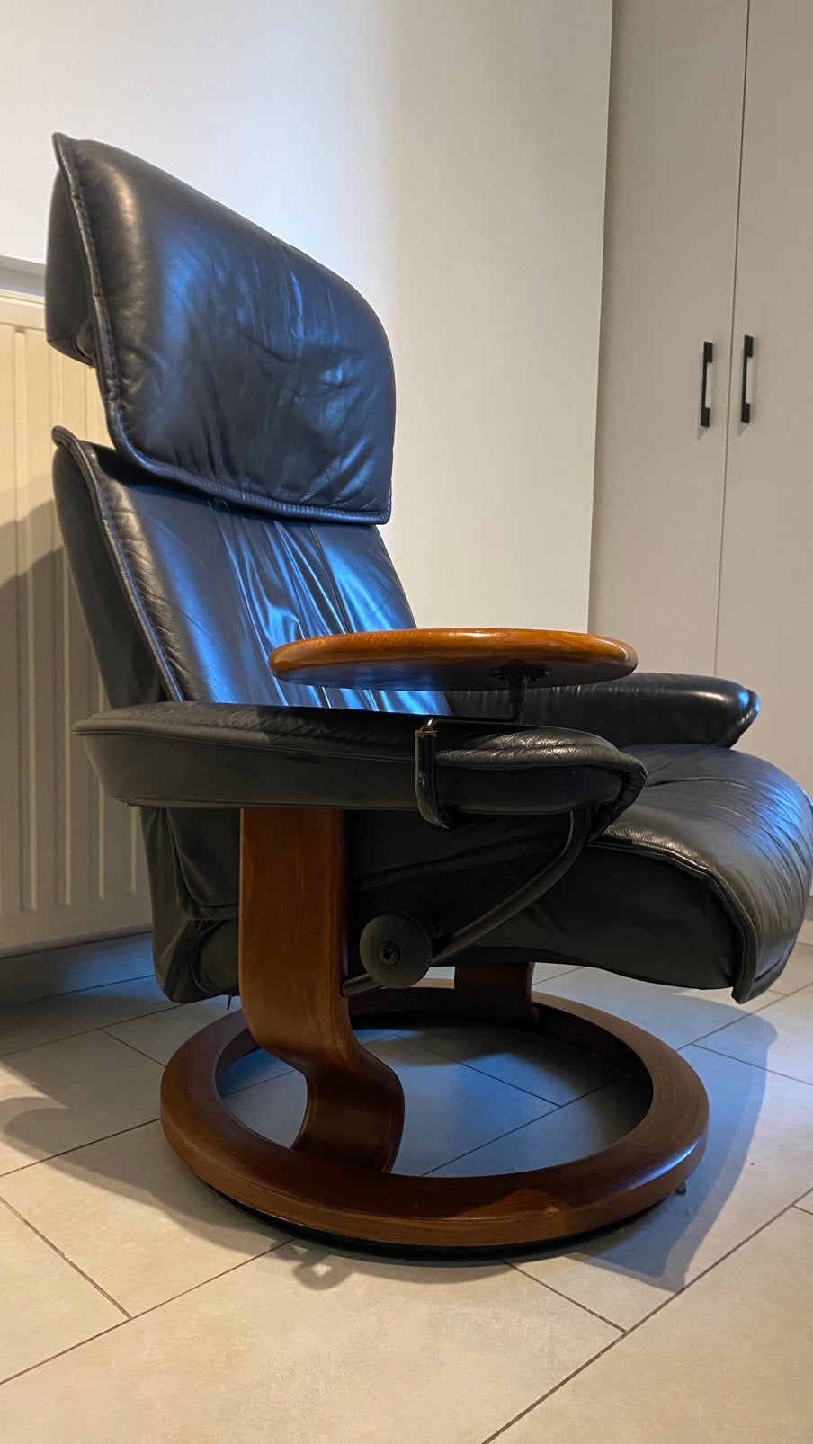 Fauteuil Stressless Relax— Bleu foncé — Taille M + table, Enlèvement, Utilisé, Bois