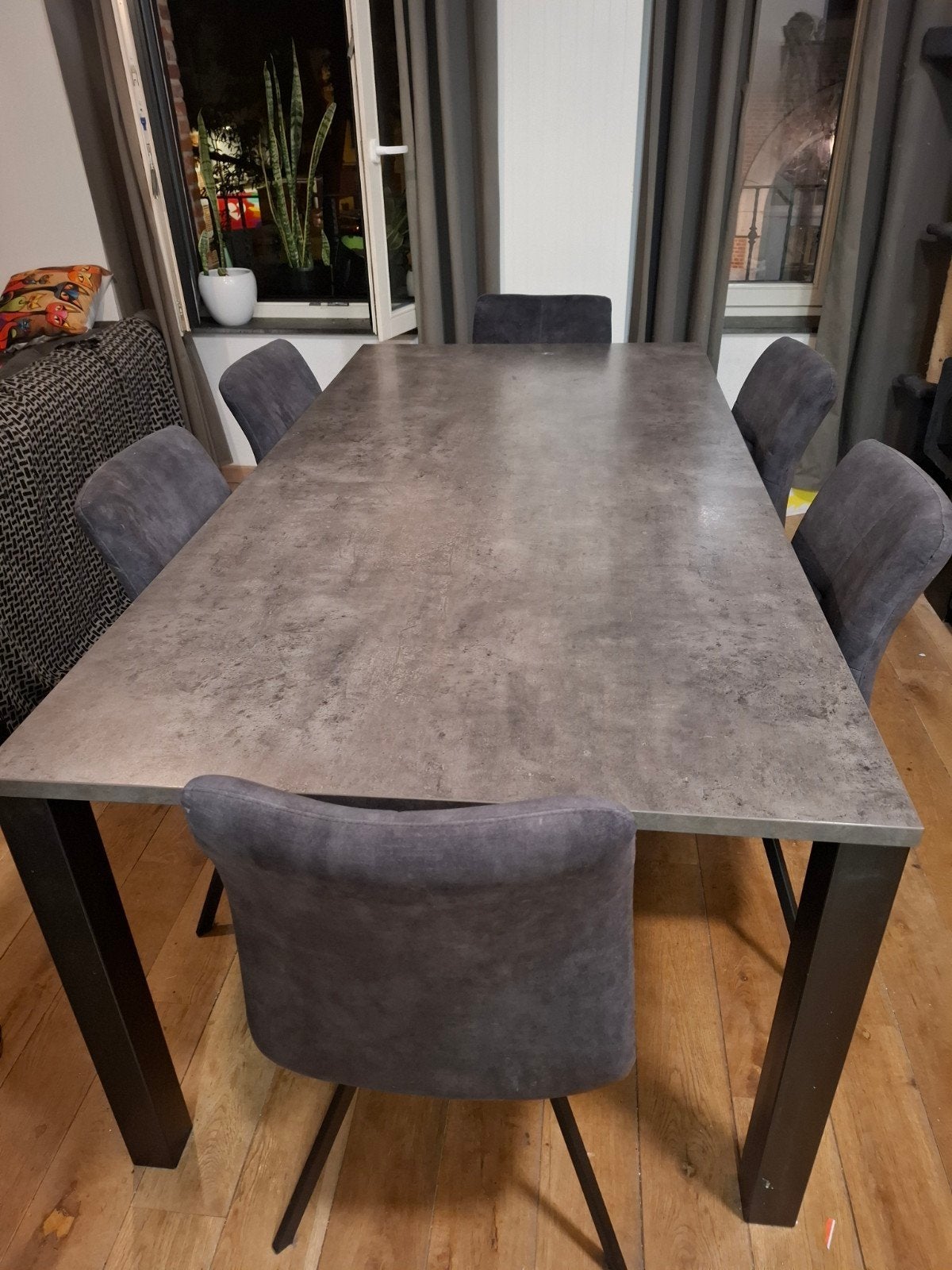Eettafel met ijzeren pot., Ophalen