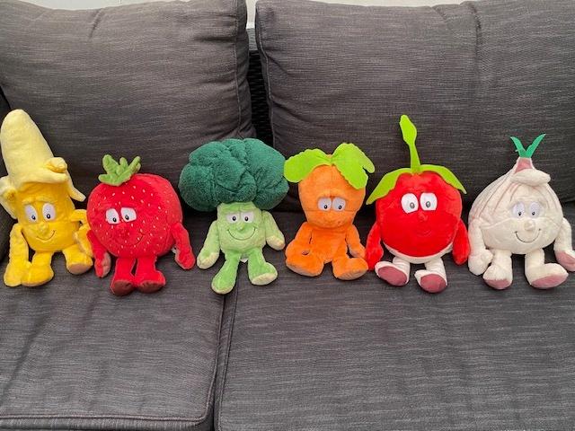 Zes knuffels, groente en fruit + boek, Kinderen en Baby's, Speelgoed | Knuffels en Pluche, Ophalen, Nieuw, Middelgroot (20 tot 80 cm)