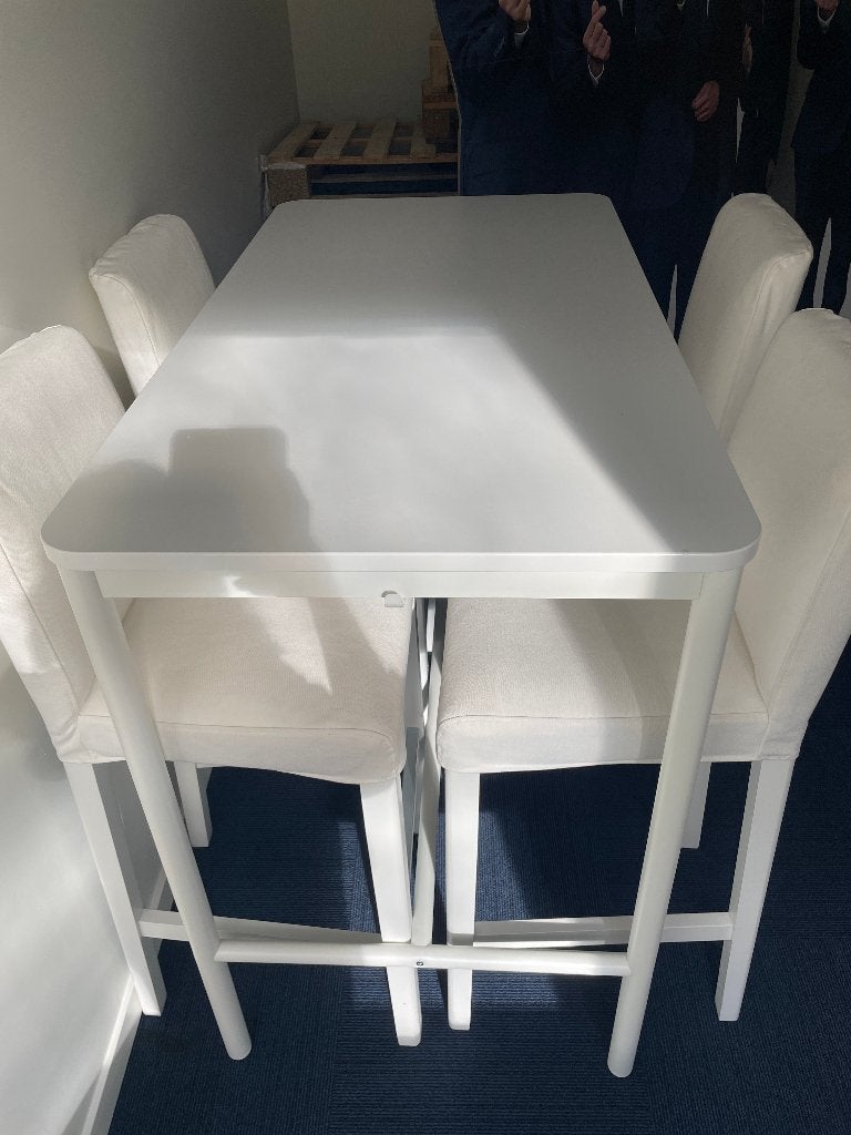 VENTE RAPIDE - Table Ikea Tommaryd + 4 tabourets Bergmund, Maison & Meubles, 100 à 150 cm, Quatre personnes, Table haute, Comme neuf