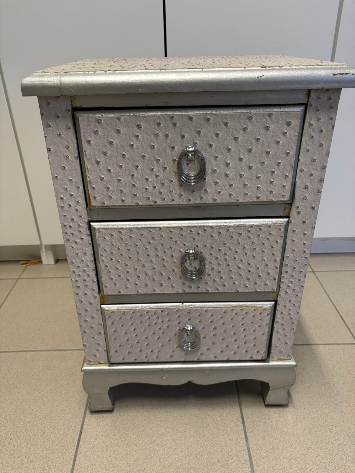 Petit meuble en bois avec 3 tiroirs de couleur argente, 25 à 50 cm, Moins de 100 cm, Comme neuf, Enlèvement