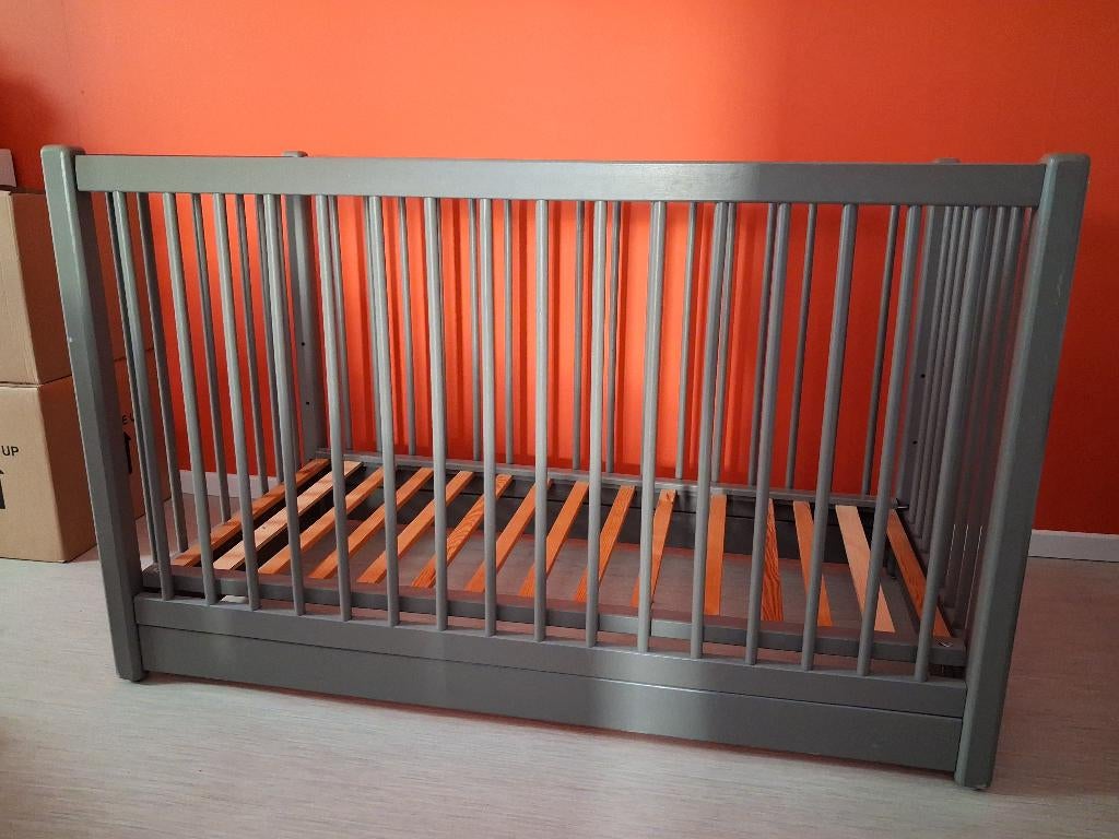Lit bébé en bois avec matelas, Enfants & Bébés, Enlèvement, Comme neuf, Lit