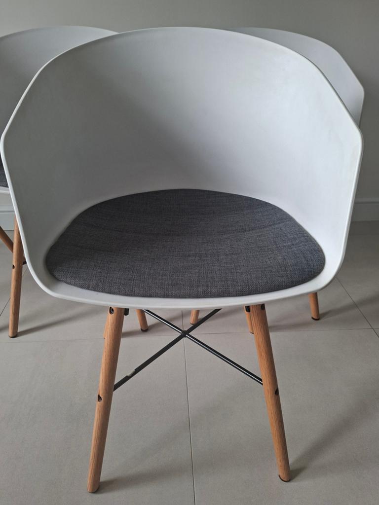 Eetkamerstoel wit, grijs zitsel, houten poten, Huis en Inrichting, Stoelen, Ophalen, Wit, Stof
