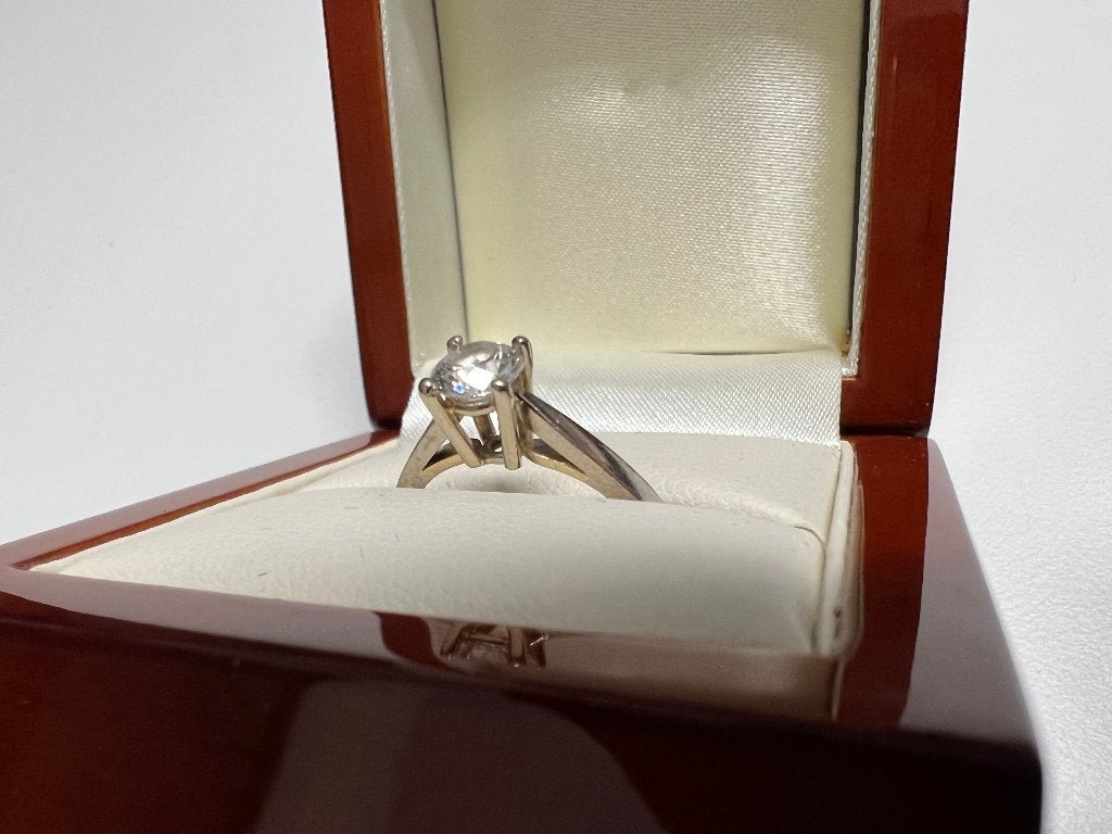 verlovingsring witgouden diamant solitaire  0.74ct, Handtassen en Accessoires, Ringen, Ophalen, Wit, Met edelsteen, Dame