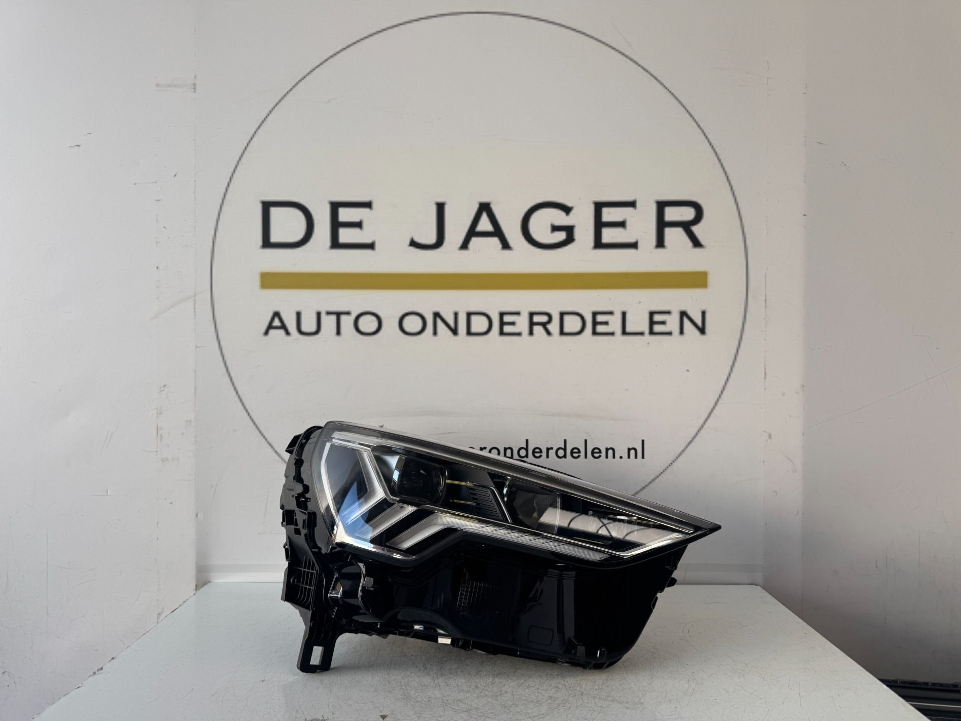 AUDI Q3 SQ3 F3 83A VOL LED KOPLAMP LIENS 83A941034, AUDI AG, Auto-Union-Strasse 1
85045  Ingolstadt, DE, Audi, Utilisé