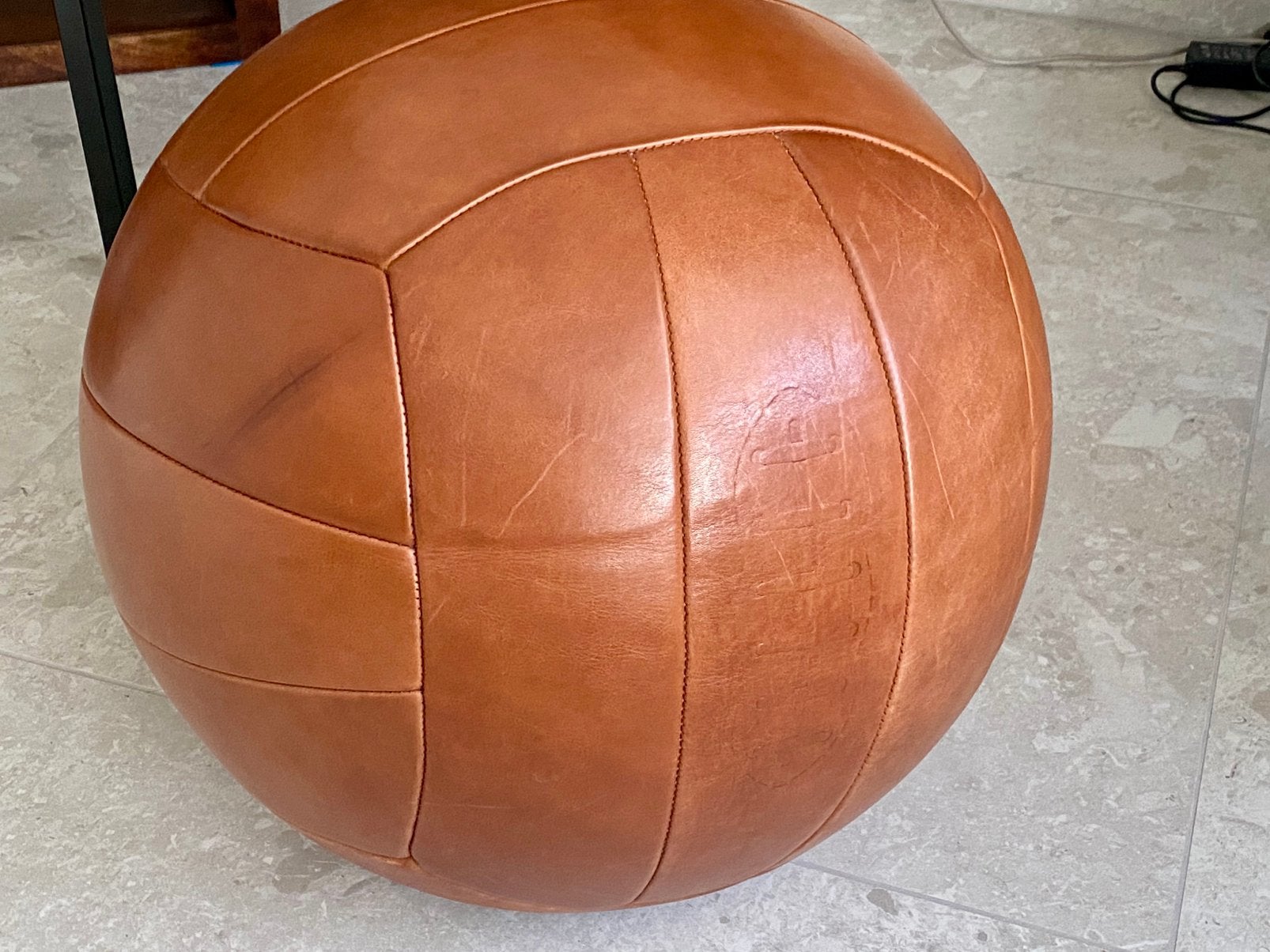 Pouf en cuir - forme de ballon de football - 50cm, Enlèvement, Comme neuf