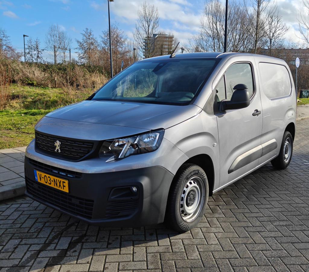 Peugeot Partner 2022 / 11,600 km / Diesel / Euro 6, Auto's, Stof, Euro 6, 4 cilinders, Grijs