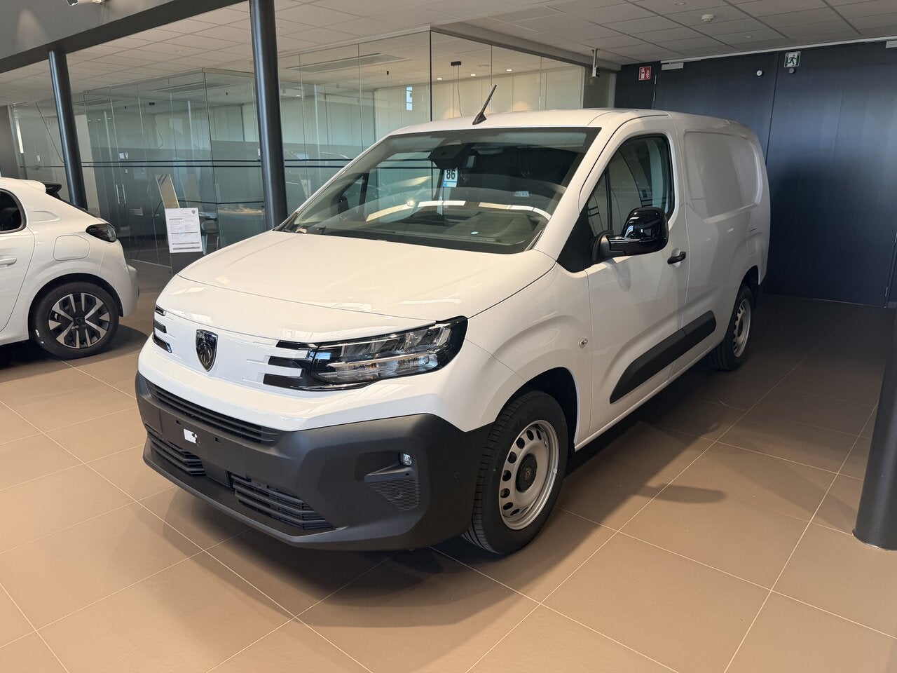 Peugeot Partner XL Automaat 130PK *STOCK* GPS - Surround Vi, 1498 cc, Zwart, 0 kg, Wit