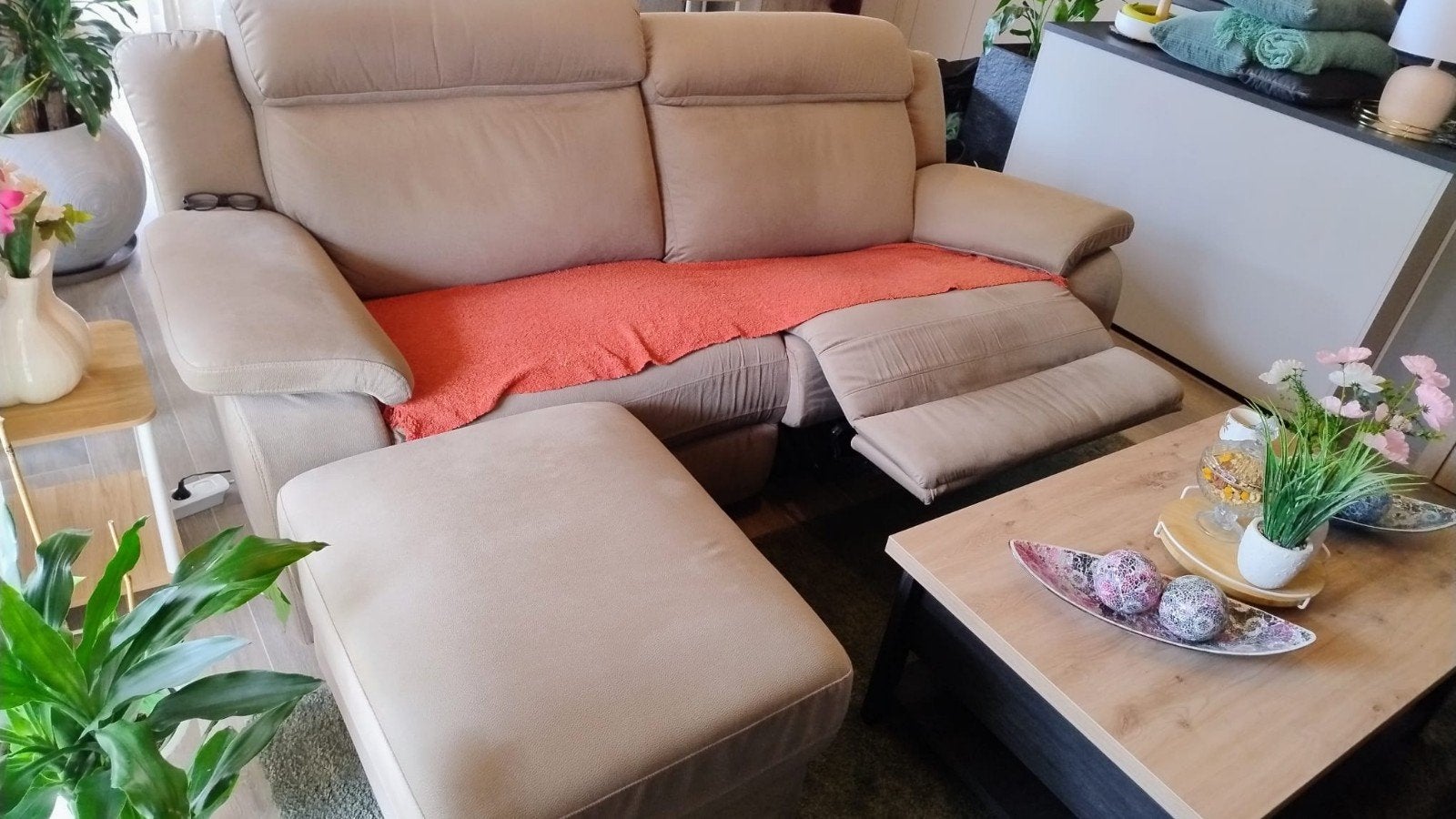 Magnifique canapé relax de 4 places avec un poufs, Enlèvement