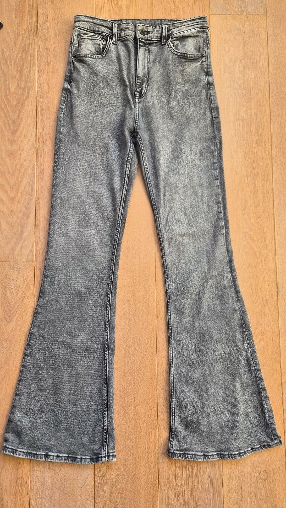 Flaired jeans Bershka, maat XS, W27 (confectie 34) of kleiner, Grijs, Gedragen, Bershka