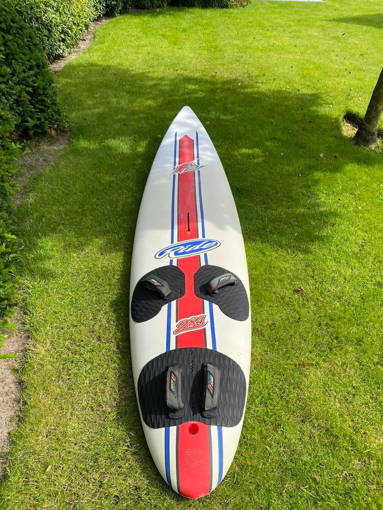 In perfecte staat geen reparaties gehad. Volume 130 liter, Watersport en Boten, Windsurfen, Ophalen, Zo goed als nieuw
