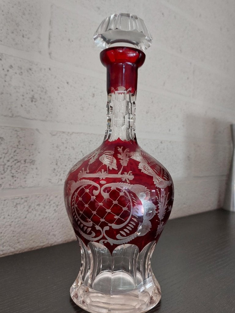 Vintage karaf in fijn geslepen glaswerk met rode overslag, Antiek en Kunst, Ophalen