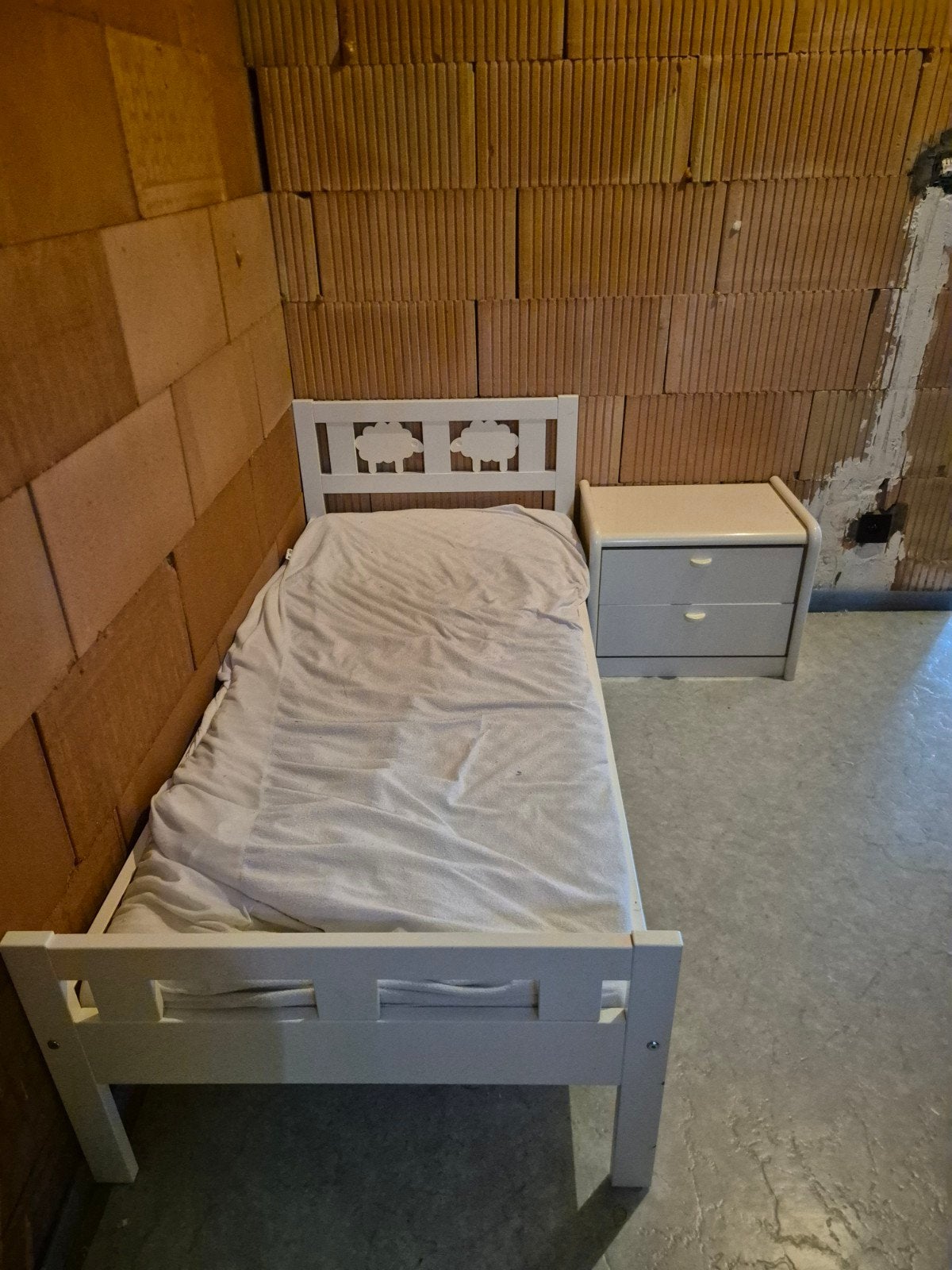 Kinderbedje 160 bij 80 cm inclusief nachtkastje en matras, Enlèvement, Matelas