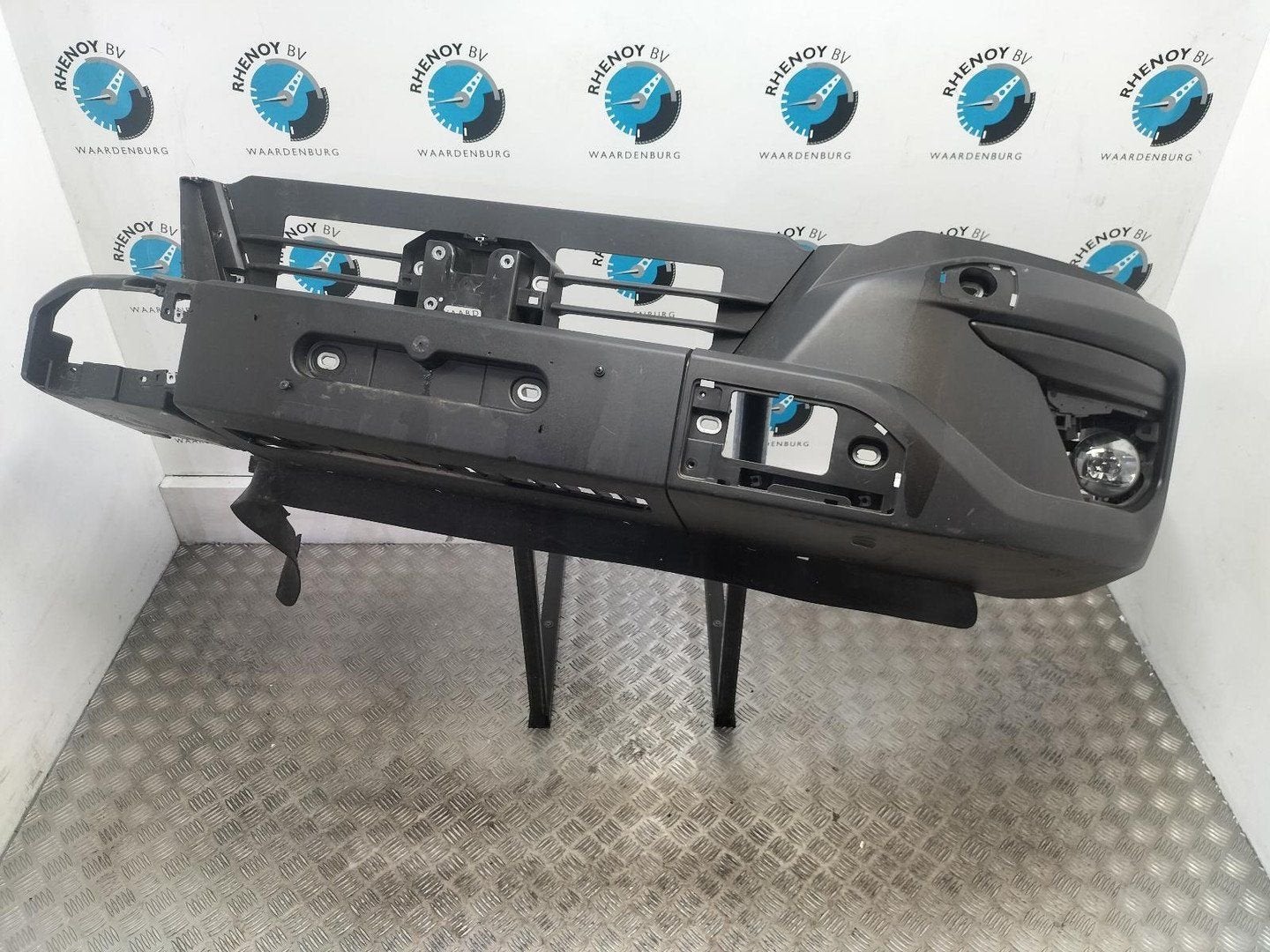 IVECO DAILY 40C18 40 VOORBUMPER 2024, ARN reconnu, Utilisé, Avant, Enlèvement ou Envoi