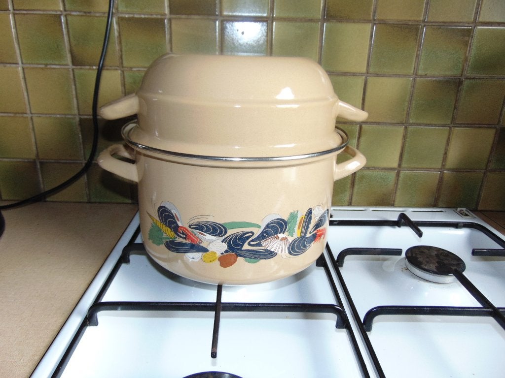 Mosselkookpot in email, Maison & Meubles, Cuisine | Casseroles & Poêles, Enlèvement ou Envoi, Utilisé, Émail, Casserole