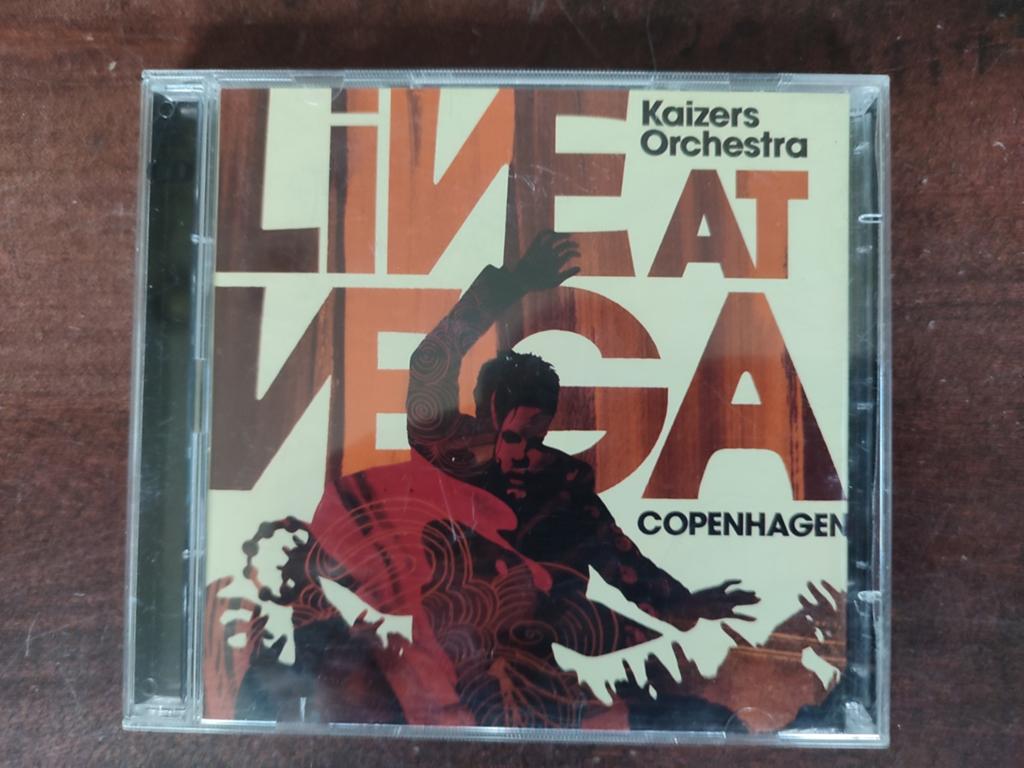 2-CD : KAIZERS ORCHESTRA - LIVE AT VEGA, Cd's en Dvd's, Cd's | Pop, Ophalen of Verzenden, Zo goed als nieuw