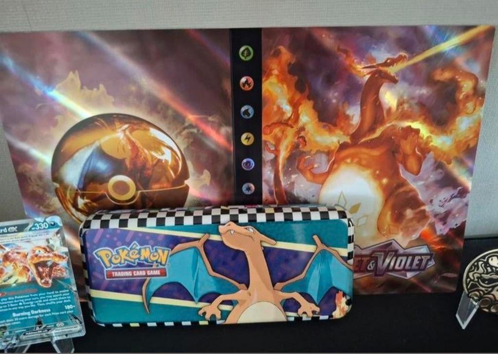 Charizard set pokémon met verzamelmap en pennendoos, Ophalen of Verzenden