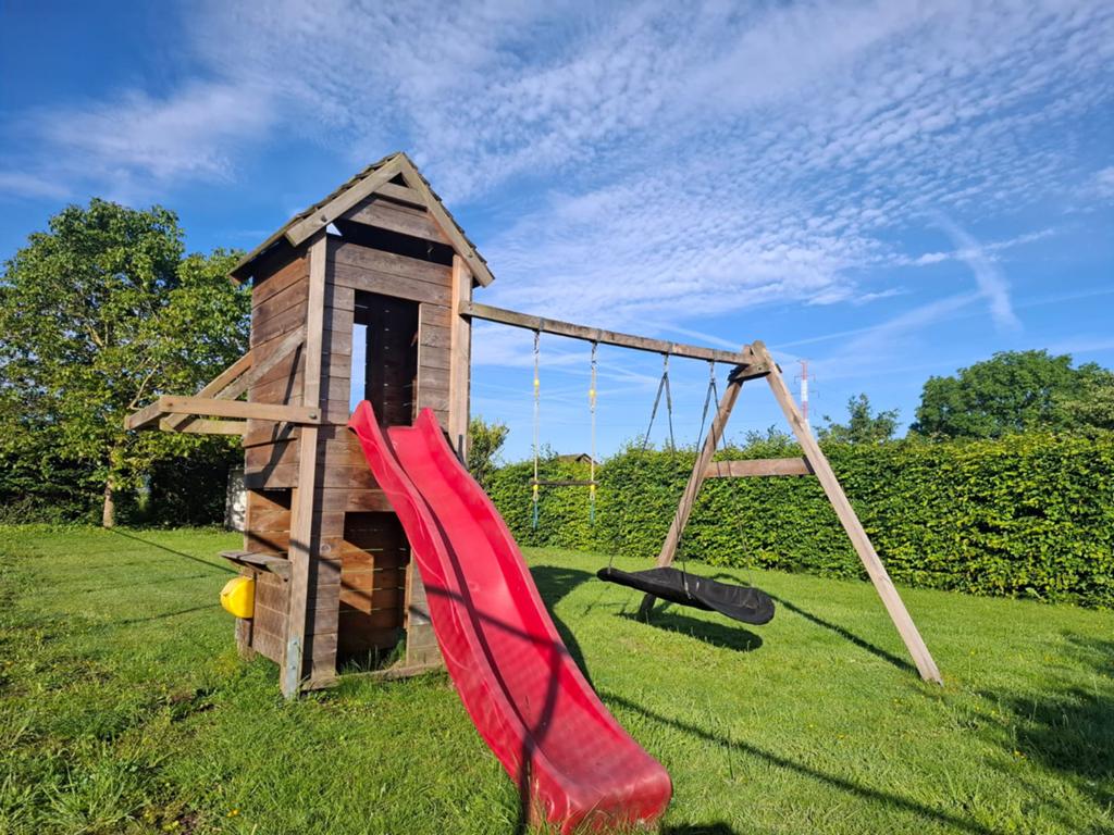 Speelhuis tuin - gratis - zelf af te breken, Kinderen en Baby's, Speelgoed | Buiten | Speeltoestellen, Ophalen, Gebruikt, Schommel