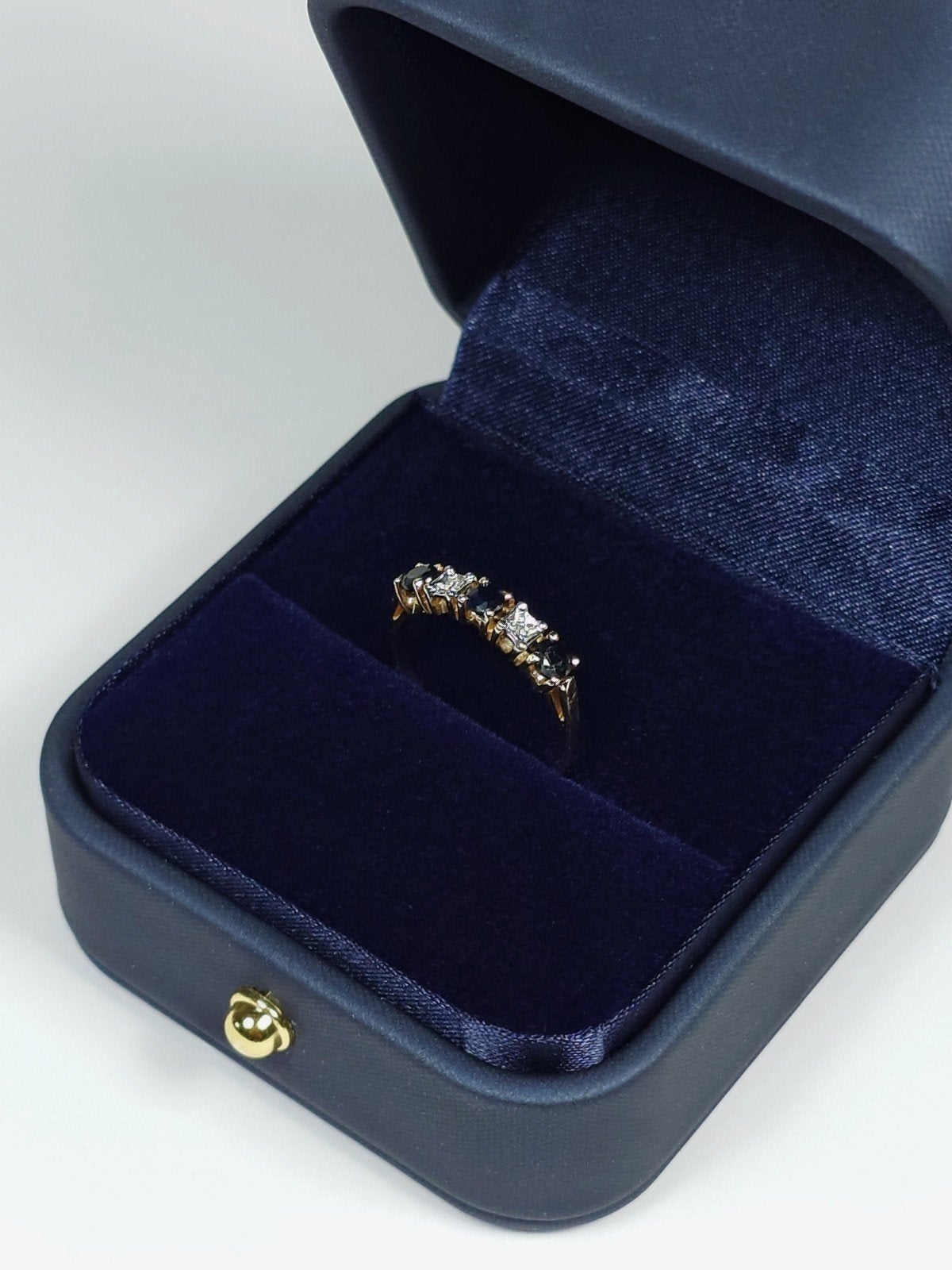 Bague en or avec diamant et saphir, Bijoux, Sacs & Beauté, Bagues, Enlèvement ou Envoi, Plus petit que 17, Comme neuf, Or