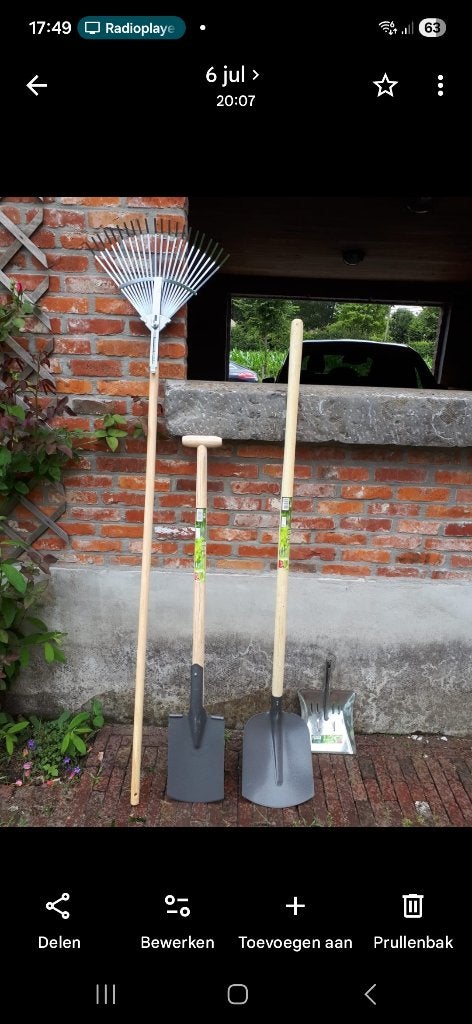 Nieuw tuingereedschap, Ophalen