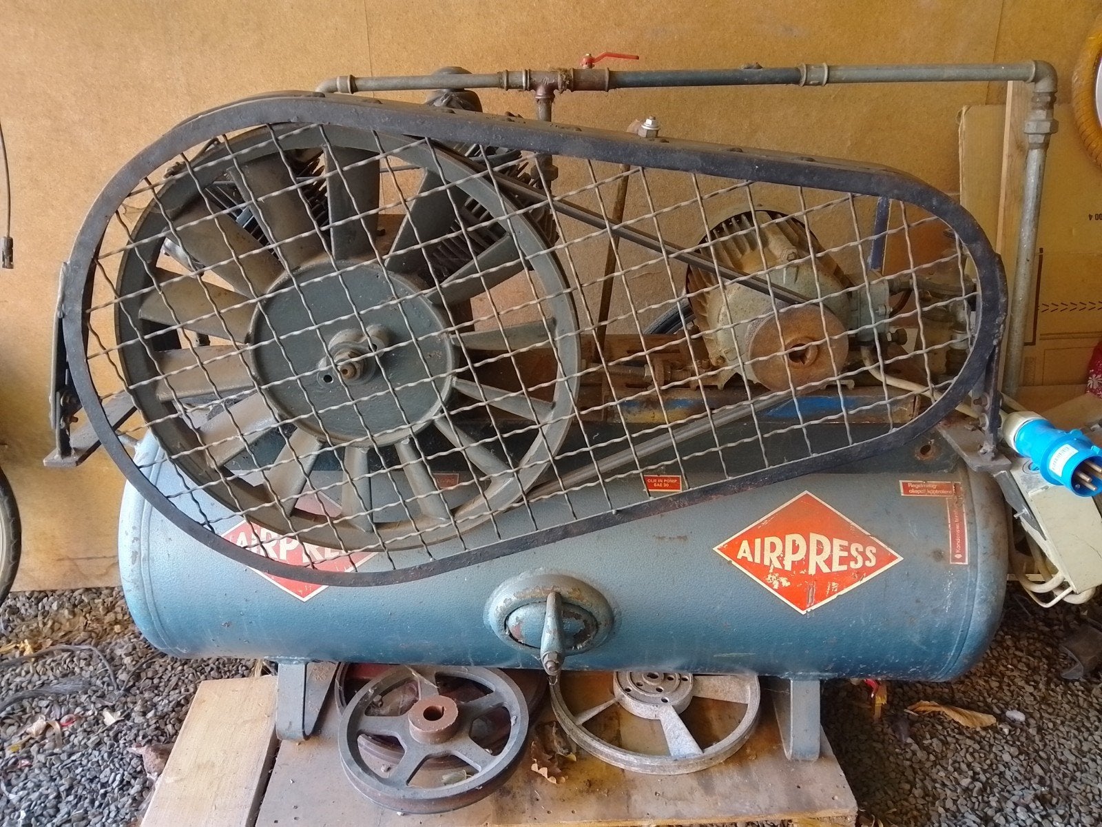 Zware 2X2 traps compressor met straalketel 3fasig 220/380V, Doe-het-zelf en Bouw, Ophalen, Gebruikt, 800 liter/min of meer, 6 tot 10 bar