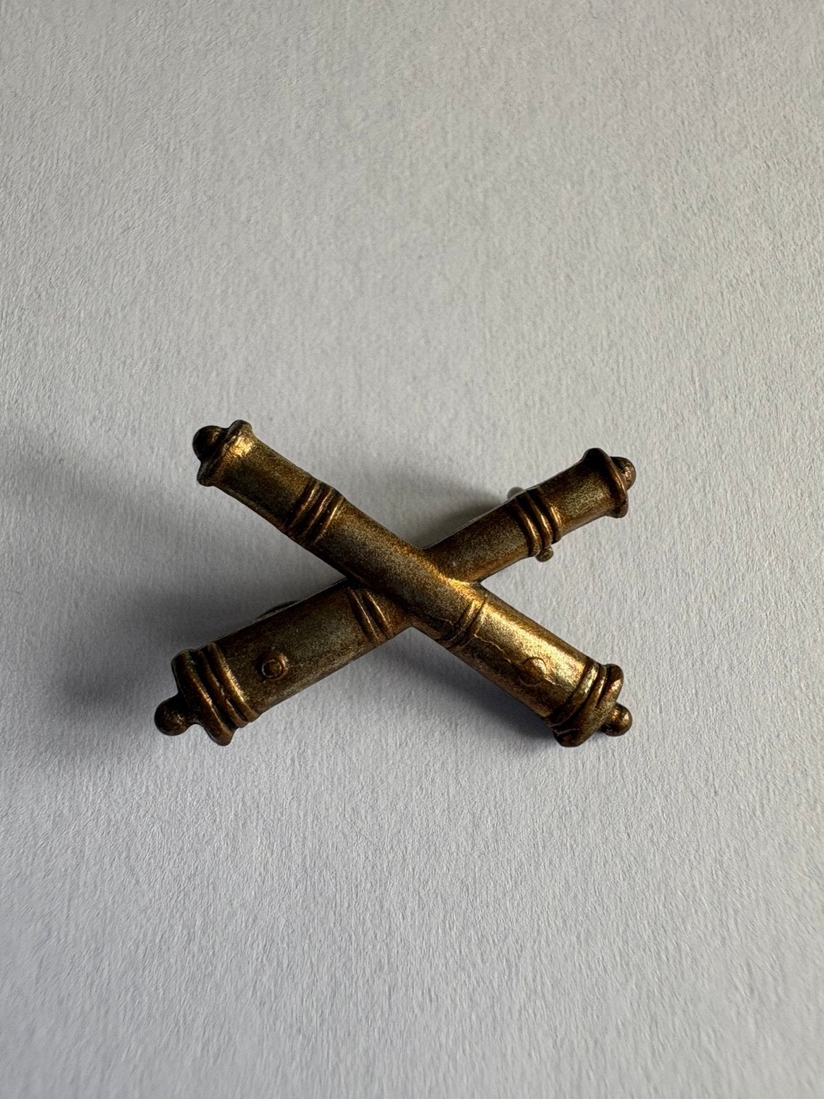 WW2 US Army crossed guns  badge, Verzamelen, Ophalen of Verzenden